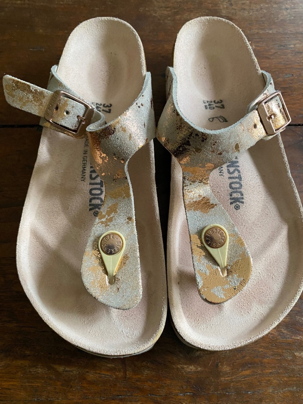 Birkenstock 37 Gizeh. New without tags. Rare Vintage  Rose Gold Copper suede